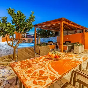  Apartament Larst