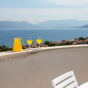 apartments-in-villa-top-trogir.hotels-in-trogir.com/