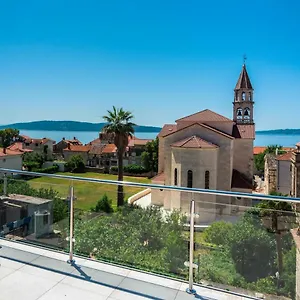 villa-castello-kastela.hotels-in-trogir.com/